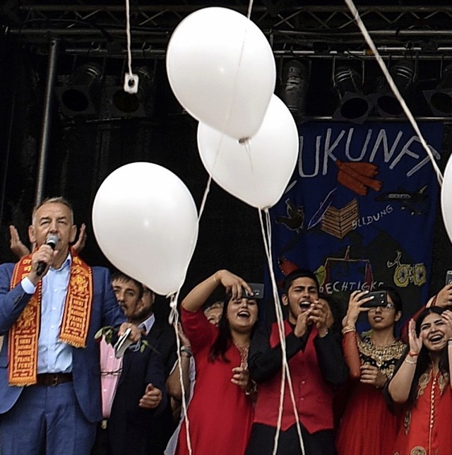 Luftballons tragen die Friedensbotschaft hinaus.   | Foto: Barbara Puppe