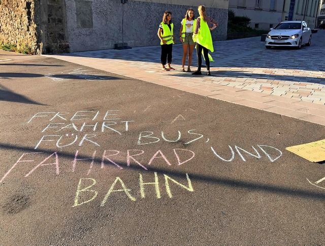 Sie warben vor Schulbeginn in der Lange Strae fr Alternativen zum Elterntaxi.   | Foto: privat