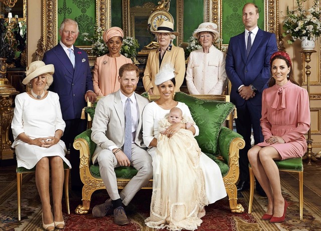 Gruppenfoto mit Baby: Archie sitzt auf...ale, Prinz William und Herzogin Kate.   | Foto: CHRIS ALLERTON (AFP)