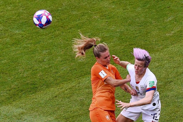 Kampf um den Ball: van Lunteren und US-Superstar Megan Rapinoe.  | Foto: JEAN-PHILIPPE KSIAZEK (AFP)