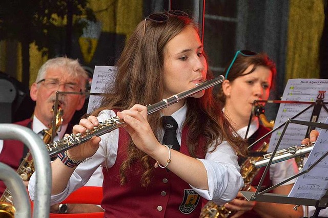 Der Harmonika-Club aus Schnau auf der Bhne  | Foto: Ulrike Jger