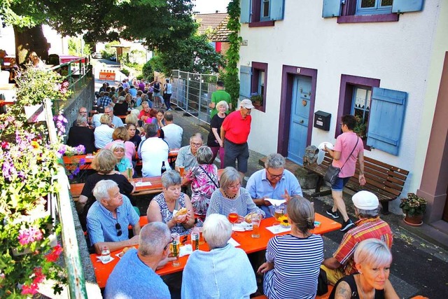 Unter Blumen saen die Gste auf dem unteren Rebgassenteil  | Foto: Rolf Reimann