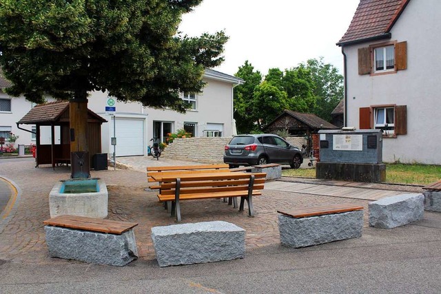 Der neu gestaltete Platz mit der alten Waage (rechts im Bild)  | Foto: Reinhard Cremer
