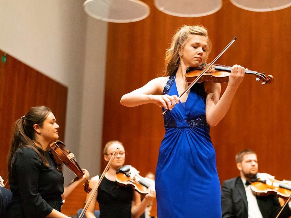 Die Klnerin Judith Stapf spielt das Violinkonzert als Solistin.  | Foto: Simon Langemann