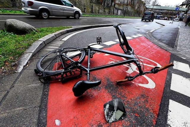 Fahrradfahrer strzt ber einen Stein und verletzt sich schwer