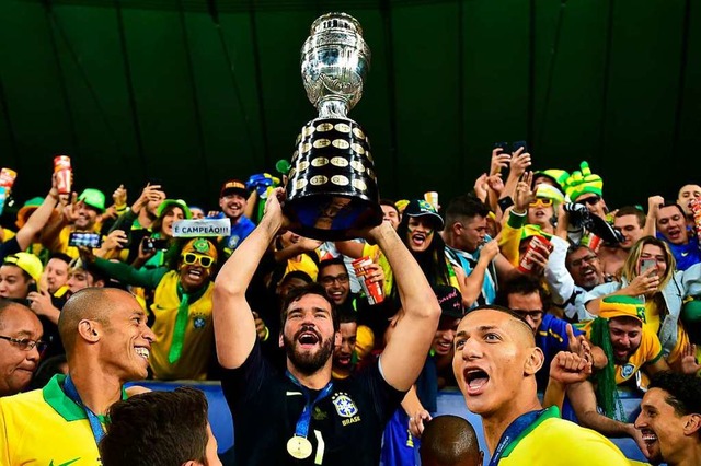 Der Brasilianer Alisson hlt stolz den Pokal im  Maracan-Stadion.  | Foto: LUIS ACOSTA (AFP)