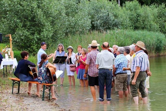 Kirchengemeinde Neuried tauft sechs Kinder im Baggersee