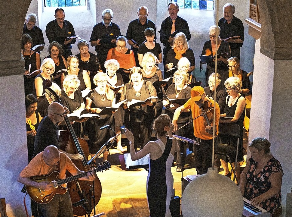Gesangverein Tüllingen in der Ottilienkirche mit Dirigentin Verena Krause  | Foto: Ansgar Taschinski