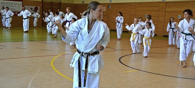 Weltmeisterin Christine Heinrich (vorn...as in Wallbach beim Kata-Training an.   | Foto: Karateschule Wallbach