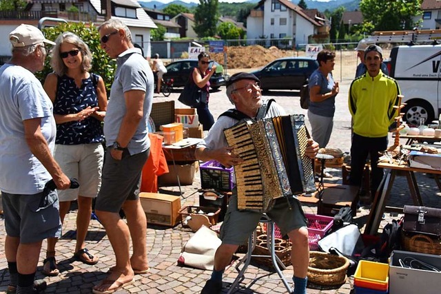 Zur behaglichen Atmosphre des Flohmar...Gste mit seinem Akkordeon unterhielt.  | Foto: Andrea Steinhart