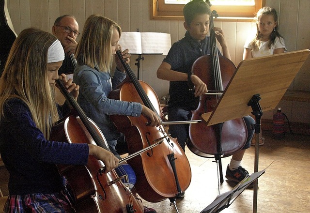 Zu einem &#8222;Musizierstndchen&#822...ch ein Celloensemble prsentierte sich  | Foto: Karin Stckl-Steinebrunner