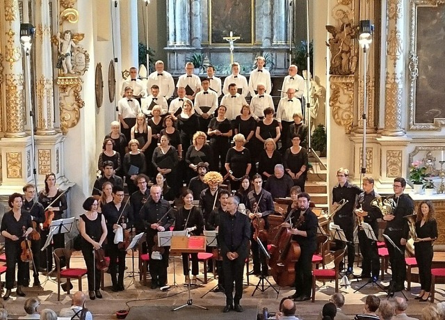 Solisten, Chor, Orchester und Dirigent...chluss mit reichlich Beifall bedacht.   | Foto: Susanne Ramm-Weber
