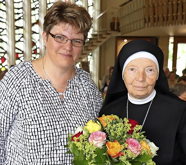 Blumen fr Schwester Irene: Fr die po...de dankte Elke Vlkle der 79-Jhrigen.  | Foto: Dieter Maurer