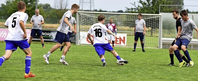 Der BZ-Autor ist hier (noch) am Ball. ... (Nummer 5) hlt die Abwehr zusammen.   | Foto: Rita Eggstein