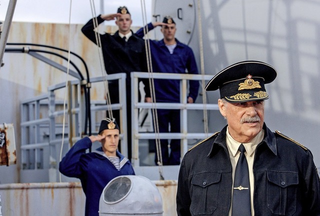 Peter Simonischek (vorne rechts) spielt Admiral Gruzinsky  | Foto: - (dpa)