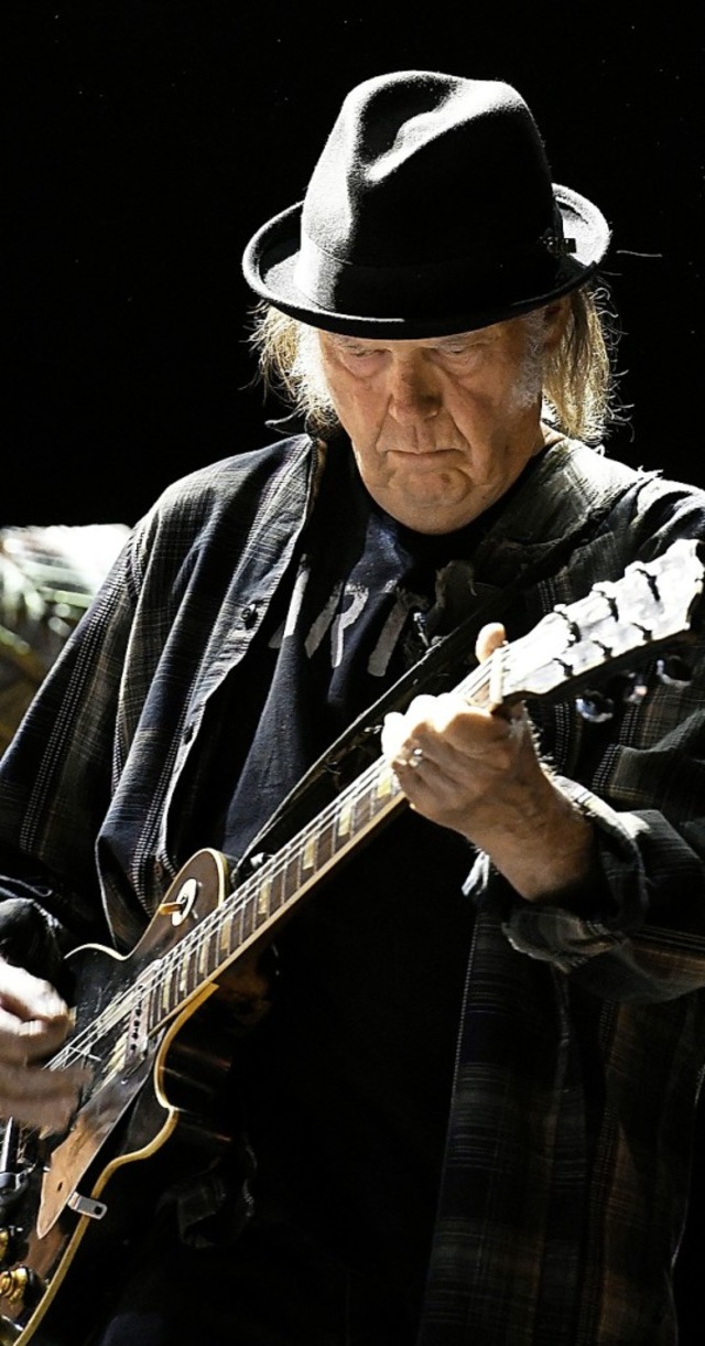 Mit dem obligatorischen Hut: Neil Young in Mannheim  | Foto: Wolf Goldschmitt