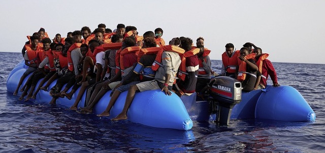 Flchtlinge sitzen am 5. Juli 2019 vor...ste von Libyen in einem Schlauchboot.   | Foto: Fabian Heinz (dpa)