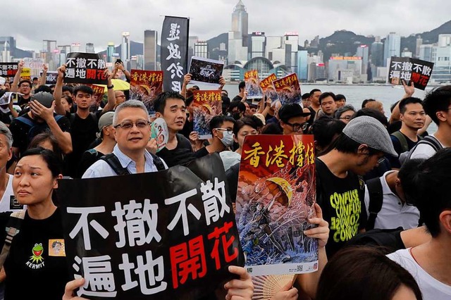 Die Massenproteste in Hongkong haben F...gierung ihren Kurswechsel ernst meint.  | Foto: Kin Cheung (dpa)