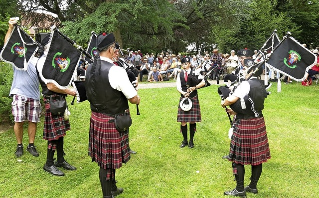 Die Pipes and Drums der Fire Brigade Riegel beim Stimme der Instrumente  | Foto: Georg Vo