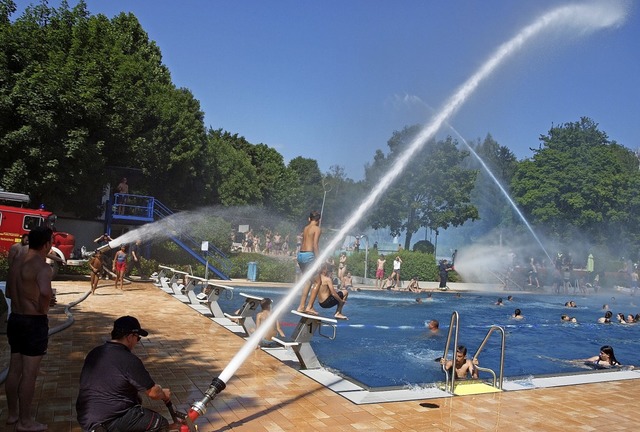 Die Feuerwehr sorgt im Laufe des Nachm...r Abkhlung mit ihren Wasserfontnen.   | Foto: Michael Haberer