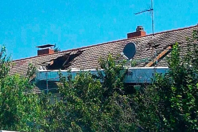 Ziegel und Sparren des Dachs wurden beschdigt.  | Foto: I. Gueney