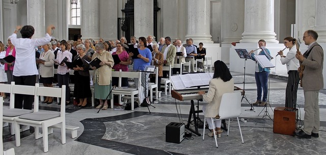 Fnf Chre und mehrere Instrumentalisten bereicherten den Gottesdienst im Dom.   | Foto: Cornelia Liebwein