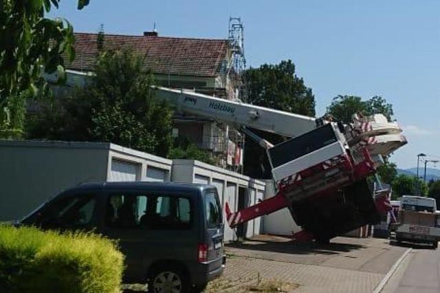 Eingesunkener Boden lie Kran auf ein Dach in Heitersheim strzen