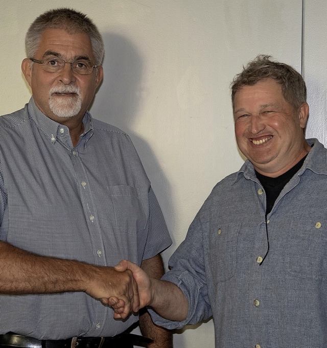 Der alte gratuliert dem neuen Ortsvors...l Fischer (l.) und Friedrich Schneider  | Foto: Volker Mnch