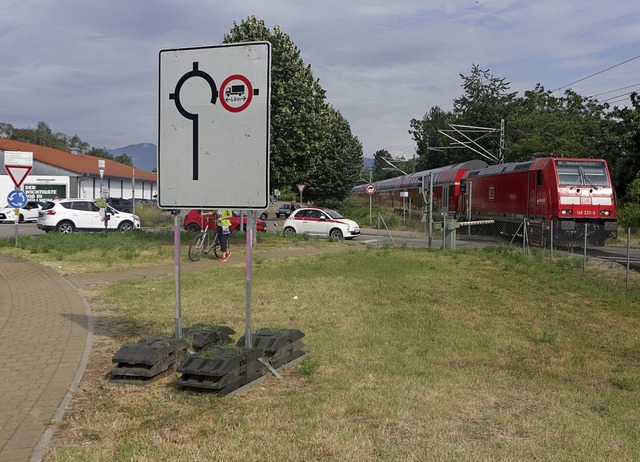 Die Verkehrssituation am Neuenburger B...g sind auf engstem Raum untergebracht.  | Foto: Alexander Huber