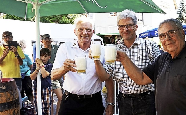 Das Freibier fliet beim Alemannenhock... Czybulka und Festmacher Norbert Kipf.  | Foto: Julius Wilhelm Steckmeister