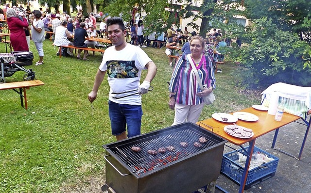 Grillmeister Reza verwhnte die Gste mit iranischem Kebab.   | Foto: Claudia Bachmann-Goronzy