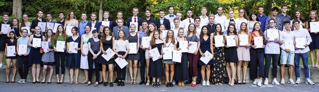 Zeigen ihr Zeugnis: Abiturienten des H...4 Schler ihre Reifeprfung bestanden.  | Foto: Hebel-Gymnasium