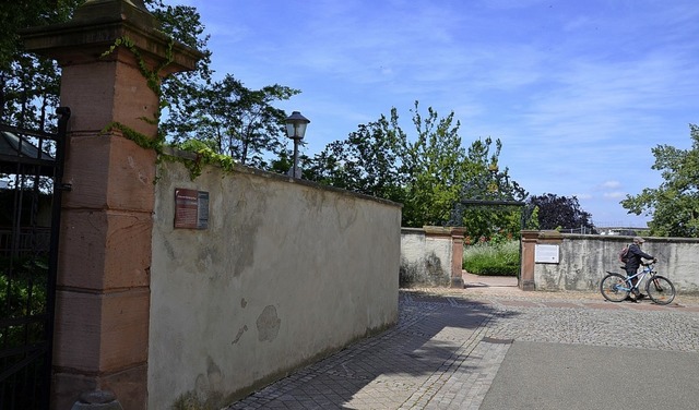 Der Vinzentiusgarten (hinten) soll kei...burg-Haus (links) stehenbleiben soll.   | Foto: hr