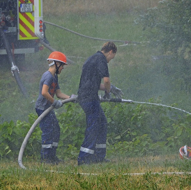 Rund 80 Jungfeuerwehrleute und ihre Be... bei dieser Hitze erfrischenden Spa.   | Foto: Feuerwehr