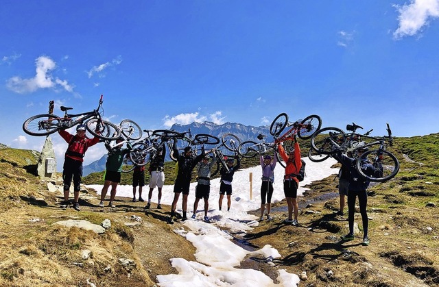 <BZ-FotoAnlauf>Biketour: </BZ-FotoAnlauf>Hurra, die Angells sind auf dem Berg.   | Foto: Montessori Zentrum ANGELL