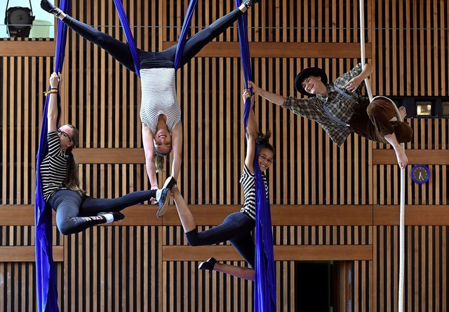 Artistinnen des Circus Harlekin proben im Haus der Jugend.  | Foto: Thomas Kunz