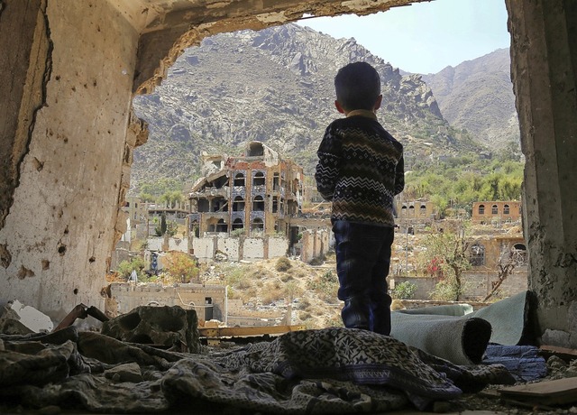 Das Archivbild zeigt einen Jungen nach... Luftangriff im sdjemenitischen Taez.  | Foto: AHMAD AL-BASHA
