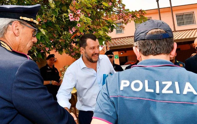 Matteo Salvini am Dienstag auf Sizilie...ntrum fr Asylbewerber schlieen lie   | Foto: Orietta Scardino (dpa)