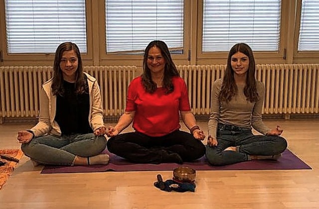 Antonia Rohrer, Anette Fakler-Schwind ...isser (von links) im Meditationssitz.   | Foto: privat