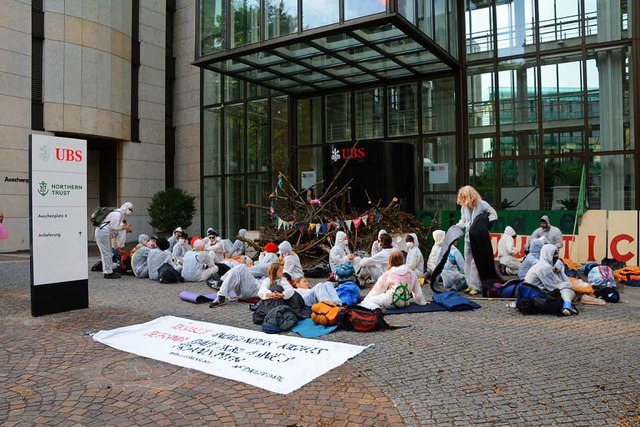 Rund 150 Klimaktivisten vom &#8222;Col...itz der Basler UBS smtliche Eingnge.  | Foto: Annette Mahro