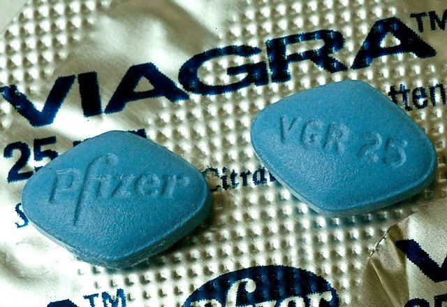 Auch das Verschenken von Viagrapillen ist nicht erlaubt (Symbolbild).  | Foto: Uli Deck (dpa)