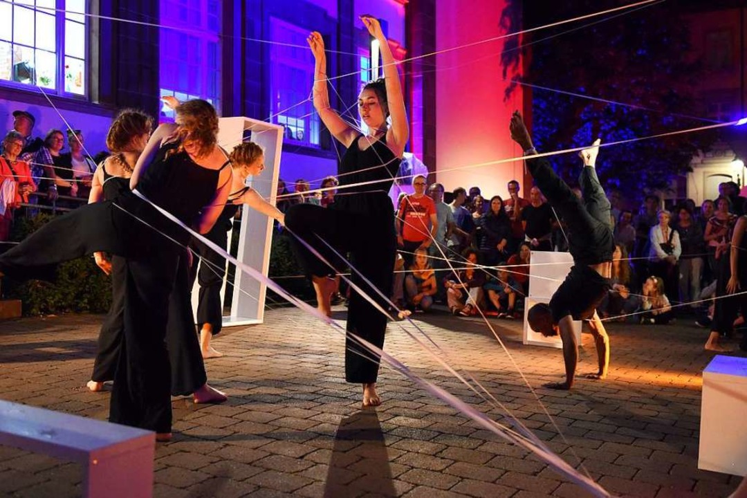 Bei der Museumsnacht 2018 waren auch Performances zu sehen.  | Foto: Rita Eggstein