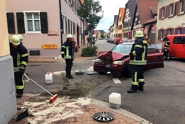 Auto prallt gegen das Gebäude der Winzergenossenschaft Königschaffhausen