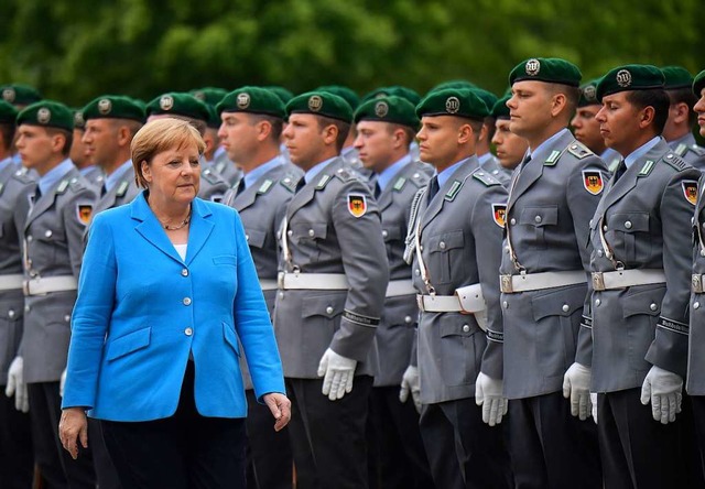 Angela Merkel beim Empfang des finnisc...1; kurz darauf fing sie an zu zittern.  | Foto: TOBIAS SCHWARZ (AFP)