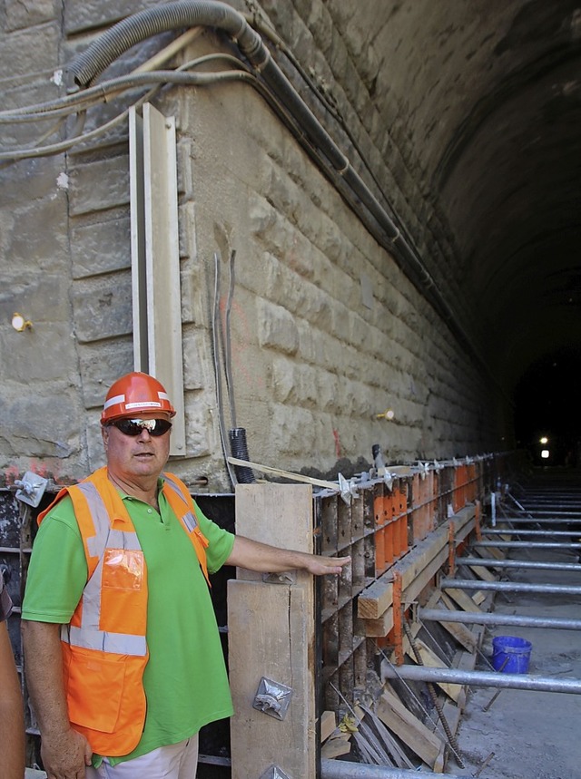 Projektsprecher Jrgen Friedmann von d...im Dgginger Tunnel vorher verliefen.   | Foto:  Jakober, Stephanie