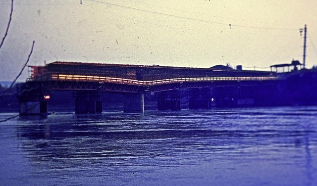 1978 wurde die erste Hlfte der neuen ... Schweizer Ufer zur Flussmitte gebaut.  | Foto: Karl Braun