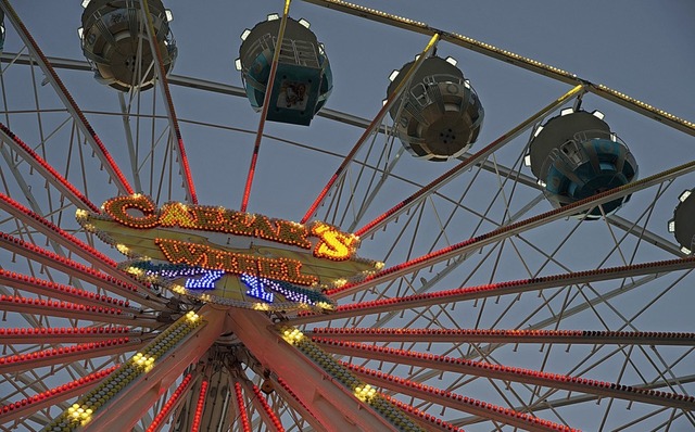 Auch ein Riesenrad auf dem Rathausplatz gibt es beim Nepomukfest.  | Foto: Volker Mnch