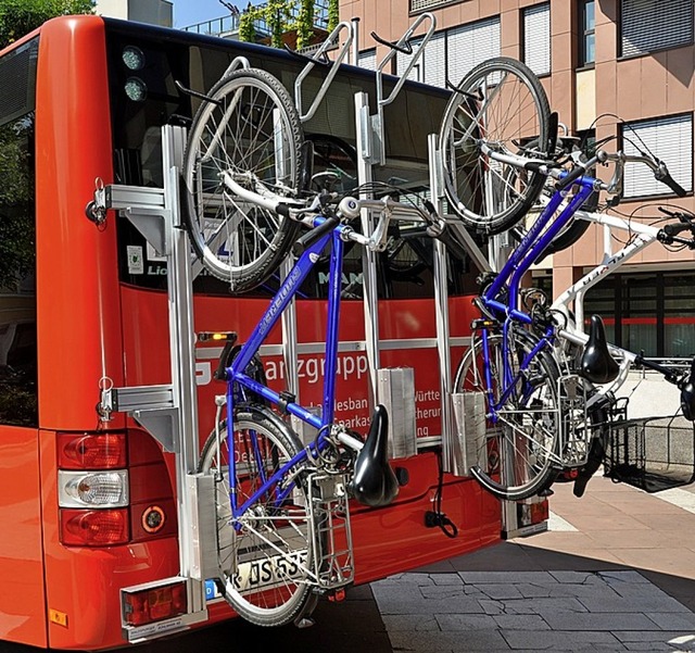 Fnf Fahrrder haben am Heck der Busse Platz.   | Foto: Daniel Gramespacher