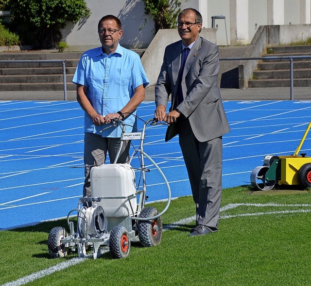 OB Klaus Eberhardt und Dieter Wild (St...chsenen neuen Fuballrasen im Stadion.  | Foto: Horatio Gollin