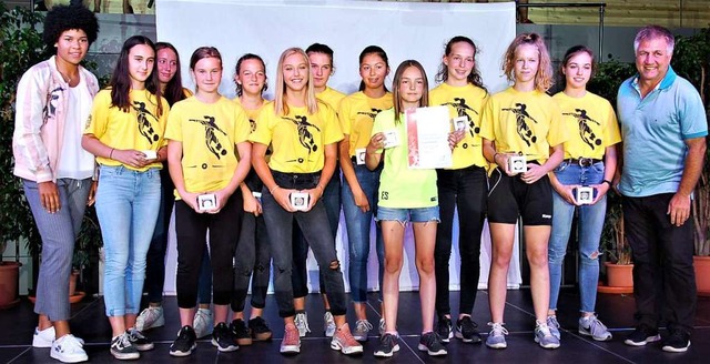 Juniorennationalspielerin Victoria Eze... den Sulzer Fuballerinnen die Ehrung.  | Foto: Wolfgang Beck